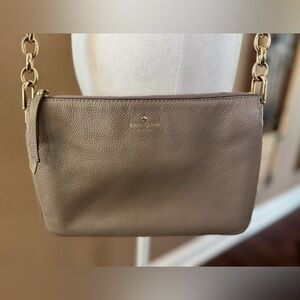 ✨ Kate Spade New York Pebbled Leather Crossbody – Taupe ✨
